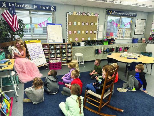 Miss Middle River and RLCC High School Junior Graceyn Kvasager Volunteers to Read to Students!